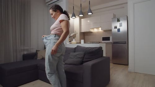 Woman Shows Off Weight Loss in Jeans