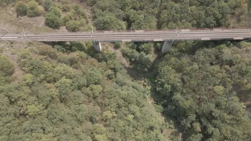 Luftaufnahme der leeren Eisenbahnbrücke in der Region Samtskhe-Javakheti, Georgien.