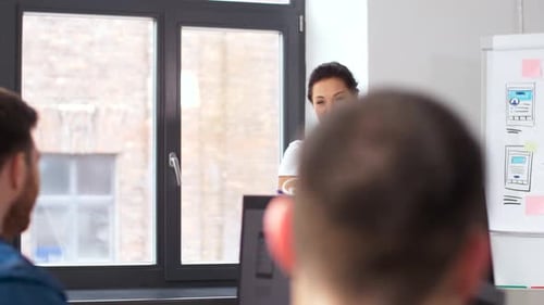 Présentation de la femme créative à l'interface utilisateur 18