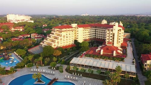 Luftaufnahme eines schönen Hotels mit Schwimmbädern in der Türkei