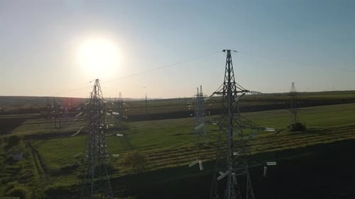 Vista aérea de líneas eléctricas de alta tensión al atardecer
