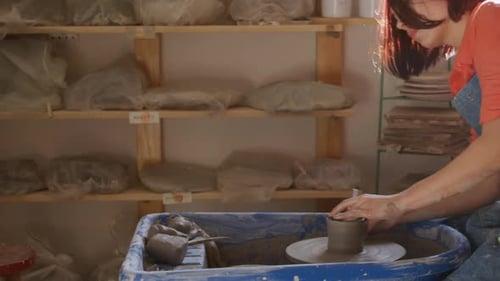 Jeune potière travaillant dans son atelier