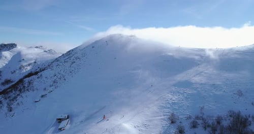 Vue Aérienne En Hiver Sur Les Pistes De Ski Au Sommet Des Montagnes Neigées Avec Skieur
