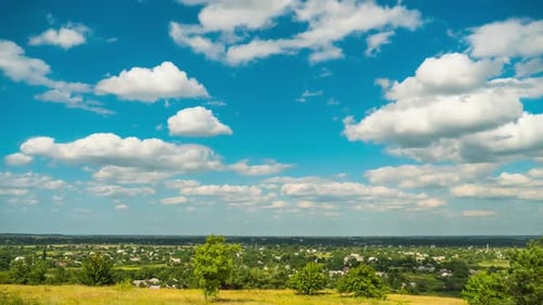Campos paisajísticos y nubes en movimiento en el cielo azul. Timelapse. Increíble valle rural.
Ucrania