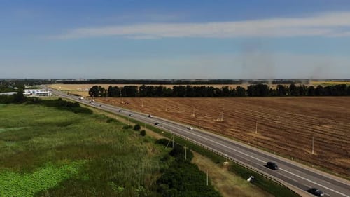 Luftaufnahme der Straße und der Weizenfelder.