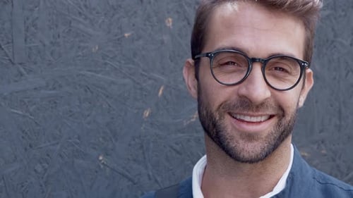 Hübscher Mann mit Brille