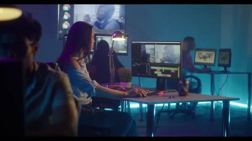 Video-Editoren bei der Arbeit im Bearbeitungsraum