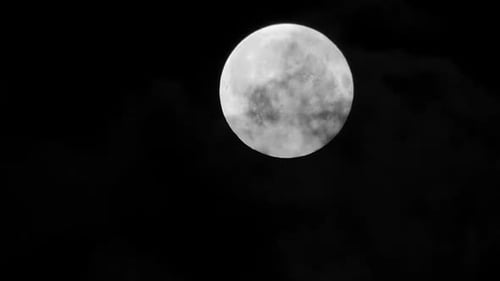 Der Mond ist von Wolken bedeckt