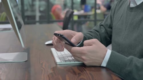 Nahaufnahme von Menschenhänden beim Scrollen des Smartphones