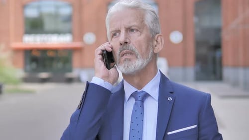 Alter Geschäftsmann telefoniert