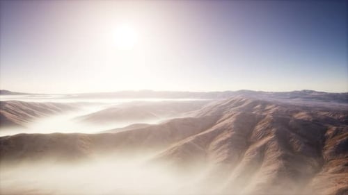 Paysage de montagne avec brouillard profond au matin