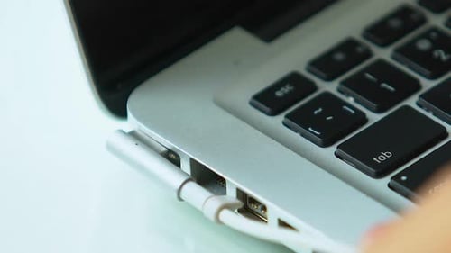 Anschließen des Batterieladegeräts an Laptop, Computertechnologien und Wartung