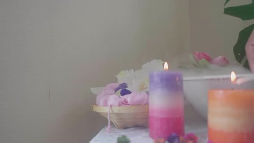Massagem de spa e tratamento corporal. Linda composição com velas e sal, spa
e