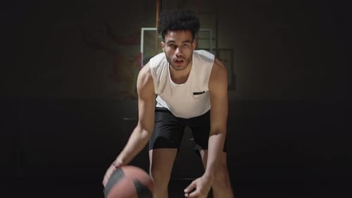 Slowmo eines männlichen Basketballspielers Dribbling