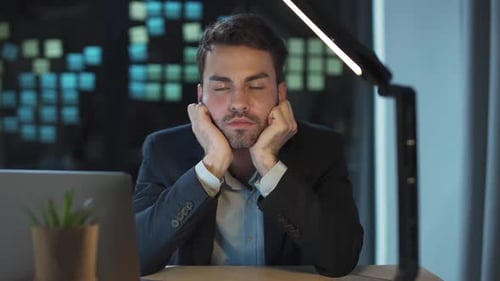 Workaholic at Work Office Manager arbeitet spät, ein Müder schläft am Arbeitsplatz ein und macht Überstunden