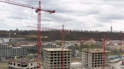 Grúas torre de acero en el sitio de construcción en el centro de Praga, inclinación aérea.
