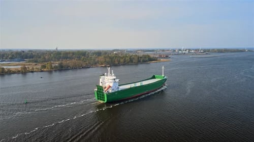 Schiff auf dem Fluss