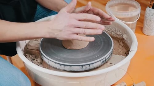 Un potier façonnant lentement l'argile