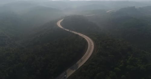 Luftaufnahme Landstraße im Wald