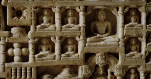 Gravures complexes sur le mur du magnifique temple jaïn de Ranakpur ou du Chaturmukha Dharana Vihara Mandir à
