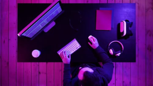 Müder Programmierer schaut sich einen Prozess auf dem Computer an.