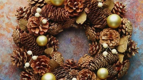 Elegant Christmas Wreath With Golden Ornaments