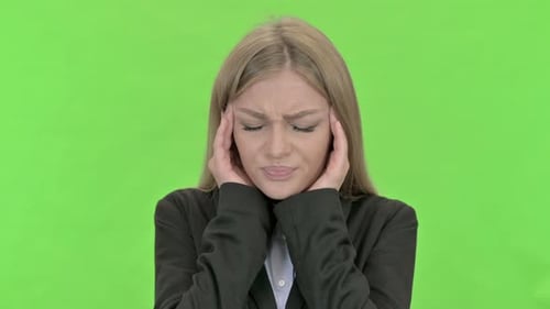 Müde junge Geschäftsfrau mit Kopfschmerzen gegen Chroma Key