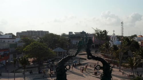 Révéler les environs de la sculpture Portal Maya à Playa Del Carmen
