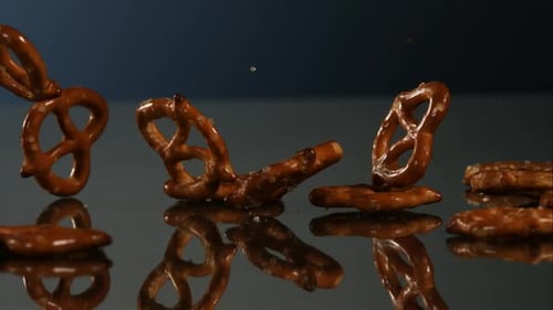 Pretzels cayendo y rebotando en cámara ultra lenta