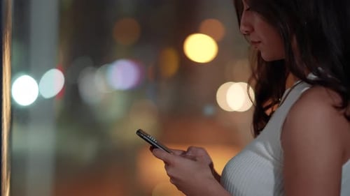 Utilisation d'un téléphone portable par une femme la nuit