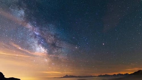Zeitraffer: Die Milchstraßengalaxie und die Rotation der Sterne über den majestätischen italienischen Alpen. Nachthimmel