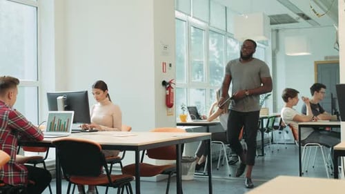 Un homme sérieux arrive dans l'espace de coworking. Homme noir prévoyant de travailler dans un espace ouvert