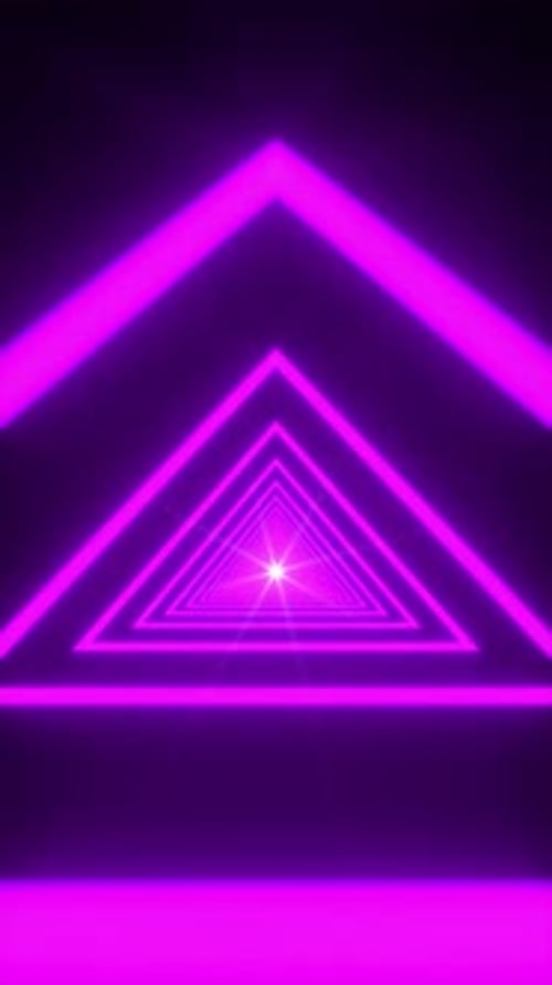 Avancer à travers un tunnel triangulaire futuriste sans fin. Conce futuriste et de science-fiction