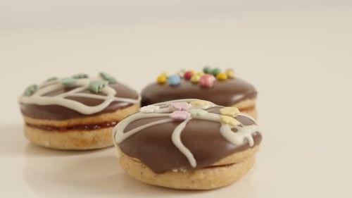Gefülltes süßes Dessert auf weißer Nahaufnahme Slow Tilt 4K 2160p 30fps UltraHD-Aufnahmen - Verschiedene Kekse