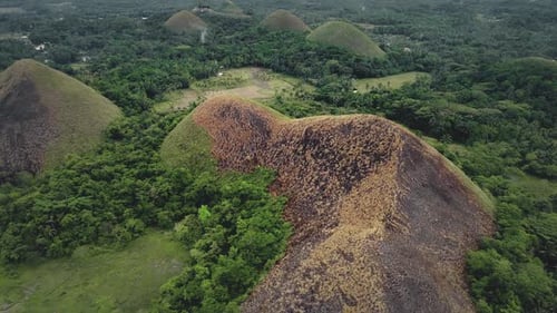 Vue aérienne des montages philippins sur l'herbe brûlée au sommet d'une colline