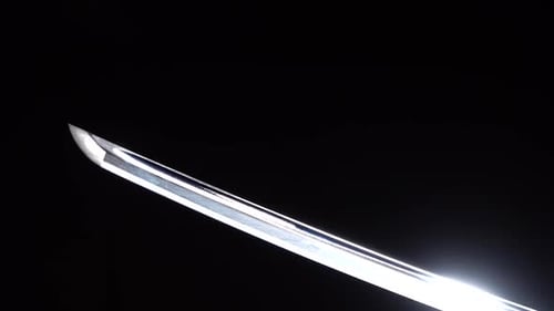 Dramatisch Studioaufnahme eines Mannes mit Samuraischwert. Nahaufnahme