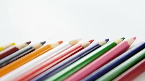 Lápices de colores dispuestos en línea diagonal