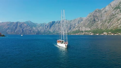 Segelyacht in der Bucht von Kotor mit wunderschöner Sommerlandschaft der Küste und der Berge auf