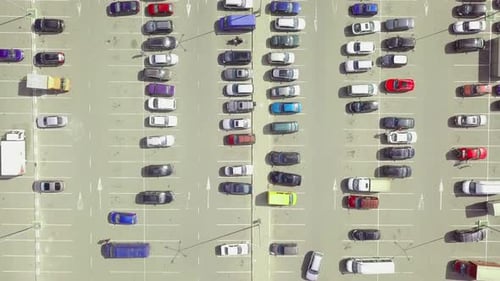Eine Vogelperspektive auf geparkte Autos auf dem Parkplatz in der Nähe des Einkaufszentrums.