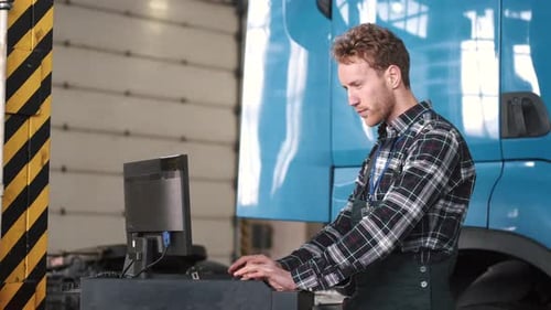 Mécanicien utilisant un ordinateur portable près du compartiment moteur de la voiture