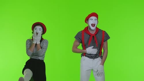 Mimes lachen auf grünem Hintergrund