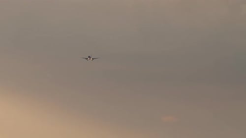 Flugzeug bei Sonnenuntergang Long Shot