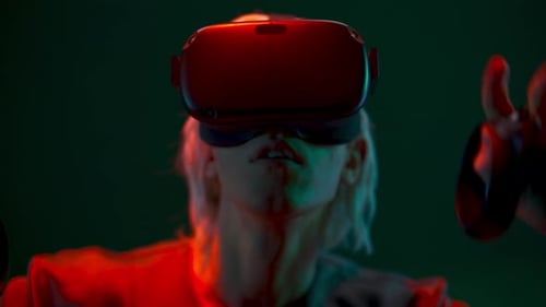 Erstaunter Mann spielt Videospiel mit Fernbedienungen Nahaufnahme