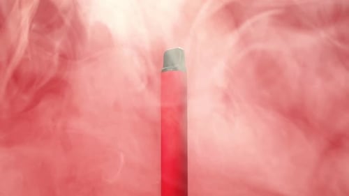 Rotación de un cigarrillo electrónico rojo desechable y vapea con humo