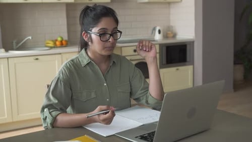 Profesora tutora en línea de una mujer india que explica el curso en línea
