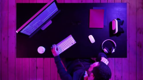 Müder Hacker schläft während der Computerverarbeitung in der Nähe von