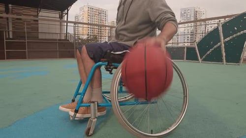 Athlète en dribble en fauteuil roulant