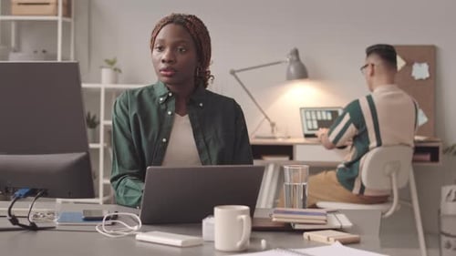 Schwarze Frau arbeitet im Büro am Computer