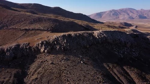 Landschaftsansicht des Bergtals mit steinigen sanften Hügeln