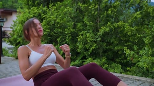 Femme faisant des craquements abdominaux pendant un entraînement en plein air